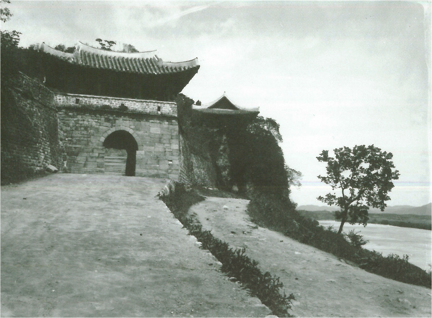 평양_고구려_부벽루-2. (左)전금문과 (後)부벽루(1922년 촬영).jpg